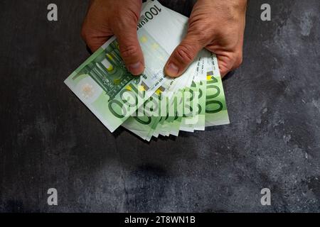 Konkurs Geld ohne Grenzen ausgeben Schulden Steuern Euro in den Händen eines Mannes Stockfoto