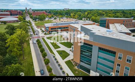 Hauptstraße, die in den Campus führt, an der Ball State University Aerial Muncie Indiana Stockfoto