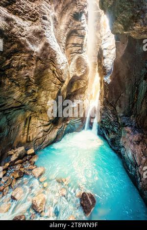 Wunderschöner Wasserfall mit Lichtschein in der Rosenlaui Gletscherschlucht zwischen den Schweizer Alpen in den Berner Alpen, Schweiz Stockfoto