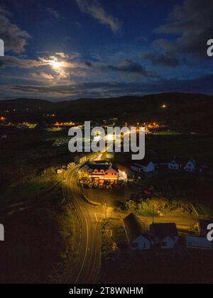 GLENCOLUMBKILLE, COUNTY DONEGAL, IRLAND - 27. Oktober 2013 : The Glen Head Tavern serviert Pub-Gerichte in der Mitte des glen. Stockfoto