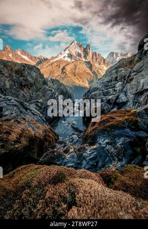 Dramatische Landschaft des Berges der Französischen alpen mit einem Bach, der im felsigen Tal bei Haute Savoie, Chamonix, Frankreich fließt Stockfoto