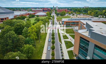 Hauptstraße, die in den Campus führt, an der Ball State University Aerial Muncie Indiana mit Shafer Tower Stockfoto