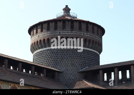 Verschiedene architektonische Details wurden in mehreren wichtigen Gebäuden in Mailand, Italien, gefunden Stockfoto