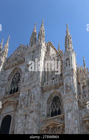 Verschiedene architektonische Details wurden in mehreren wichtigen Gebäuden in Mailand, Italien, gefunden Stockfoto