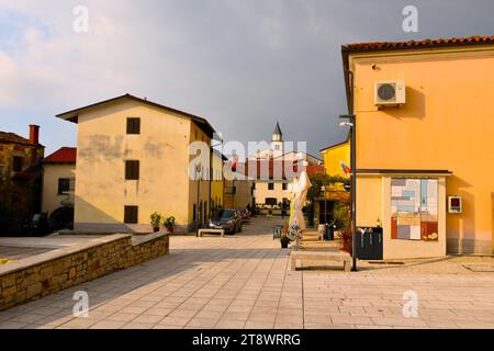 Vipavski Kriz, Slowenien - 13. November 2023: Hauptstraße in der Stadt Vipavski Kriz in Primorska, Slowenien Stockfoto