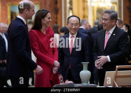 Der Prinz und die Prinzessin von Wales mit Choo Kyungho, dem stellvertretenden koreanischen Premierminister (2. Rechts) und Park Jin, dem koreanischen Außenminister (rechts), sehen sich eine Sonderausstellung mit Gegenständen aus der königlichen Sammlung über die Republik Korea in der Bildergalerie im Buckingham Palace, London, an. am ersten Tag des Staatsbesuchs in Großbritannien. Bilddatum: Dienstag, 21. November 2023. Stockfoto