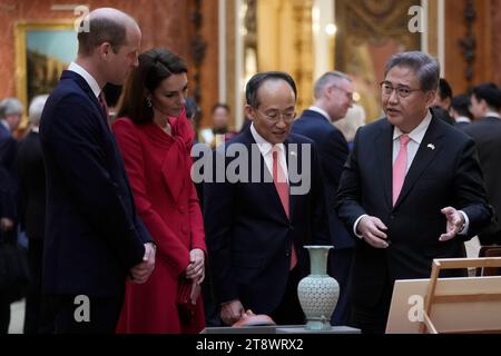 Der Prinz und die Prinzessin von Wales mit Choo Kyungho, dem stellvertretenden koreanischen Premierminister (2. Rechts) und Park Jin, dem koreanischen Außenminister (rechts), sehen sich eine Sonderausstellung mit Gegenständen aus der königlichen Sammlung über die Republik Korea in der Bildergalerie im Buckingham Palace, London, an. am ersten Tag des Staatsbesuchs in Großbritannien. Bilddatum: Dienstag, 21. November 2023. Stockfoto