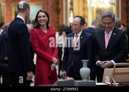 Der Prinz und die Prinzessin von Wales mit Choo Kyungho, dem stellvertretenden koreanischen Premierminister (2. Rechts) und Park Jin, dem koreanischen Außenminister (rechts), sehen sich eine Sonderausstellung mit Gegenständen aus der königlichen Sammlung über die Republik Korea in der Bildergalerie im Buckingham Palace, London, an. am ersten Tag des Staatsbesuchs in Großbritannien. Bilddatum: Dienstag, 21. November 2023. Stockfoto