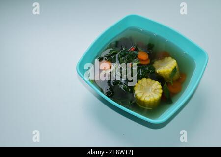 Sayur benimmt Bajam, Spinat klares Gemüse. Indonesisches Essen von Spinat, Spinatsuppe mit Mais Stockfoto