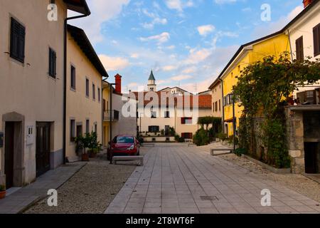 Straße in der Stadt Vipavski Kriz mit dem Kirchturm oben in Primorska, Slowenien Stockfoto