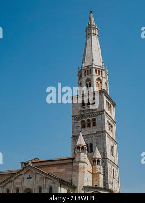 Ghirlandina-Turm der Metropolitan Cathedral oder des Duomo in Modena, Italien Stockfoto