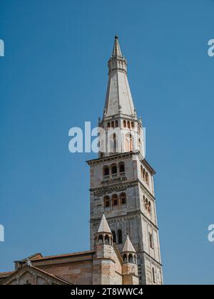 Ghirlandina-Turm der Metropolitan Cathedral oder des Duomo in Modena, Italien Stockfoto