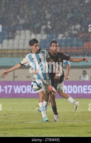 Bandung, Indonesien. November 2023. Valentino Acuna (L) aus Argentinien tritt im Achtelfinale der FIFA U-17-Weltmeisterschaft Indonesien 2023 zwischen Argentinien und Venezuela im Jalak Harupat Stadium in Bandung, West-Java, Indonesien, am 21. November 2023 an. Quelle: Septianjar Muharam/Xinhua/Alamy Live News Stockfoto