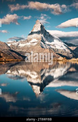 Majestic landscape of Matterhorn mountain reflected on Lake Stellisee in the morning at Zermatt, Switzerland Stockfoto