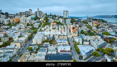 San Francisco Apartmenthäuser aus der Vogelperspektive auf die Straßen der Stadt mit der Golden Gate Bridge in der Ferne, CA Stockfoto