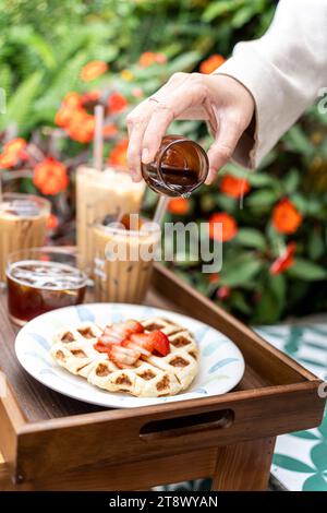 Kalte Milchkaffee-Tassen in da Lat City, vietnamesische Art auf dem Tisch. Selektiver Fokus. Getränke- und Reisekonzept Stockfoto