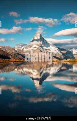 Majestätische Landschaft des Matterhorns spiegelt sich am Morgen am Stellisee in Zermatt, Schweiz Stockfoto