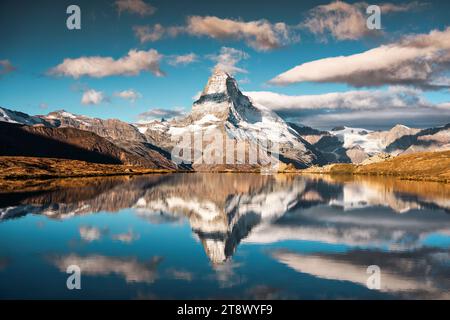 Majestätische Landschaft des Matterhorns spiegelt sich am Morgen am Stellisee in Zermatt, Schweiz Stockfoto