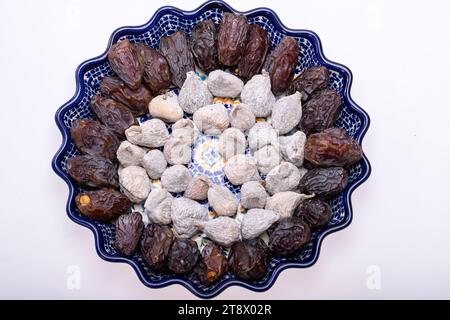 Getrocknete Feigen mit Reismehl und Medjoul Jumbo Datteln bestreut. Stockfoto