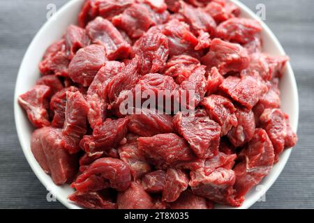 Frisches, rohes Rindfleisch, in Stücke geschnitten, für Gulasch zubereitet Stockfoto