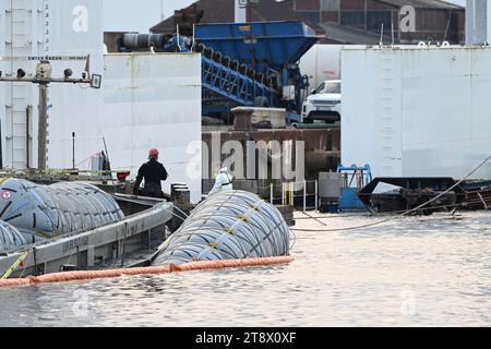 Emden, Deutschland. November 2023. Bergungsspezialisten bereiten den Lastkahn „Sabine“, der mit Airbags angehoben wurde, zum Andocken vor. Das Schiff brach auseinander und sank am 5. Oktober im Hafen von Emden, während es Kies auf dem Südkai verlud. Die Besatzungsmitglieder blieben unversehrt. (Zu dpa 'Lifting Fraghter 'Sabine' to Dock in Floating Platform') Credit: Lars Penning/dpa/Alamy Live News Stockfoto