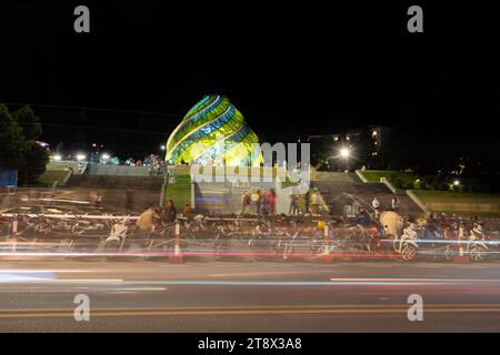 Da Lat City, Vietnam - 11. November 2023: Blick auf Touristen genießen Sie das Dalat Opera House bei Nacht, das ikonische in da Lat City am Lam Vien Platz am Ufer von Stockfoto