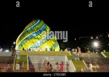 Da Lat City, Vietnam - 11. November 2023: Blick auf Touristen genießen Sie das Dalat Opera House bei Nacht, das ikonische in da Lat City am Lam Vien Platz am Ufer von Stockfoto