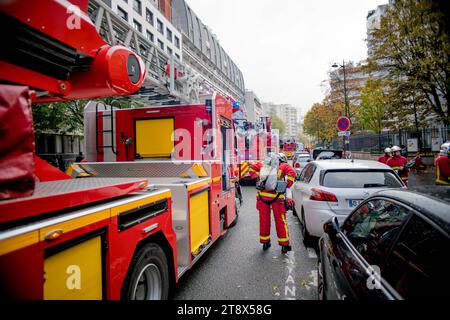 Paris, Frankreich. November 2023. Gerard Cambon/Le Pictorium - Brand auf der Rue Riquet in Paris am 21. November 2023 - 21. November 11/2023 - France/Ile-de-France (Region)/Paris 19. Bezirk (19. Arrondissement von Paris) - Brand auf der Rue Riquet, Paris, 21. November 2023. Große Abtrennung von Feuerwehrleuten. Credit: LE PICTORIUM/Alamy Live News Credit: LE PICTORIUM/Alamy Live News Stockfoto