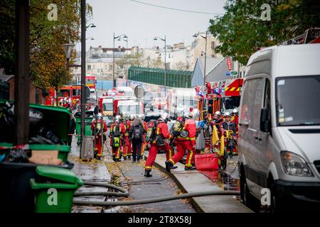 Paris, Frankreich. November 2023. Gerard Cambon/Le Pictorium - Brand auf der Rue Riquet in Paris am 21. November 2023 - 21. November 11/2023 - France/Ile-de-France (Region)/Paris 19. Bezirk (19. Arrondissement von Paris) - Brand auf der Rue Riquet, Paris, 21. November 2023. Große Abtrennung von Feuerwehrleuten. Credit: LE PICTORIUM/Alamy Live News Credit: LE PICTORIUM/Alamy Live News Stockfoto