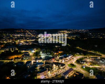 LETTERKENNY, COUNTY DONEGAL, IRLAND - OOCTOBER 16 2023 - die Straßen sind nachts voll. Stockfoto