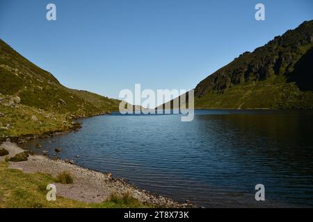 Coumshingaun Corrie Lake und die Umgebung der Comeragh Mountains Stockfoto