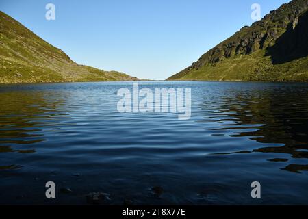 Coumshingaun Corrie Lake und die Umgebung der Comeragh Mountains Stockfoto