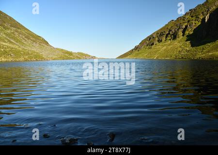 Coumshingaun Corrie Lake und die Umgebung der Comeragh Mountains Stockfoto