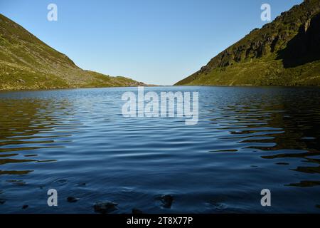 Coumshingaun Corrie Lake und die Umgebung der Comeragh Mountains Stockfoto