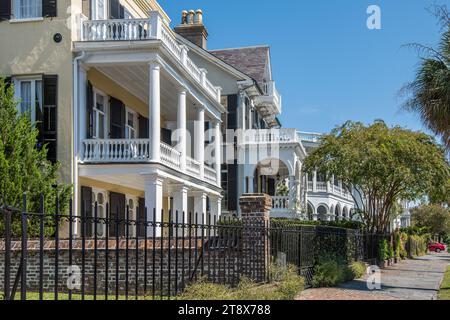 Historische Häuser aus der Zeit vor dem Bürgerkrieg an der South Battery Street in Charleston, SC Stockfoto