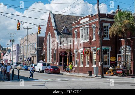 Historische Market Street mit traditioneller Architektur in Charleston, SC. Stockfoto