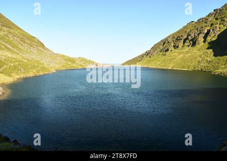 Coumshingaun Corrie Lake und die Umgebung der Comeragh Mountains Stockfoto