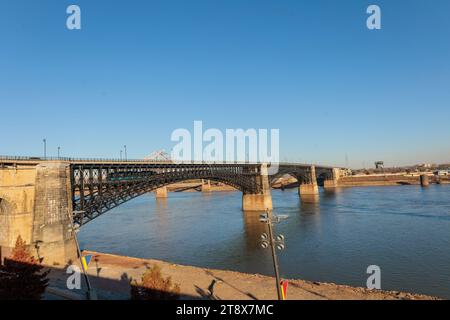 Die EADS Bridge führt Fußgänger-, Zug- und Fahrzeugverkehr über den Mississippi River, vom Gateway National Park aus gesehen Louis, MO Stockfoto