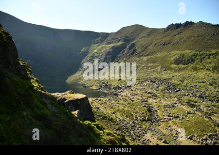 Coumshingaun Corrie Lake und die Umgebung der Comeragh Mountains Stockfoto