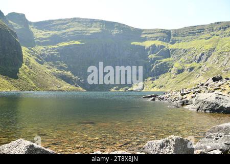 Coumshingaun Corrie Lake und die Umgebung der Comeragh Mountains Stockfoto