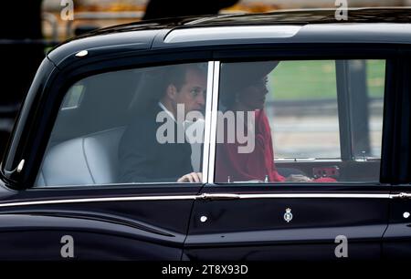 London, Großbritannien. November 2023. Der Präsident der Republik Korea, Yoon Suk Yeol, und die First Lady kommen zu Beginn seines Staatsbesuchs in Großbritannien. Der Prinz und die Prinzessin von Wales verlassen Buckingham Palace mit dem Auto zur Zeremonie bei der Horse Guards Parade. Quelle: Malcolm Park/Alamy Live News Stockfoto