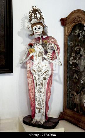 Catrina (Der Dapper Schädel). 20. Jahrhundert. Traditionelle Figur des Todestages in Mexiko. Polychromte Keramik, Mepetec. Mexiko. Stockfoto