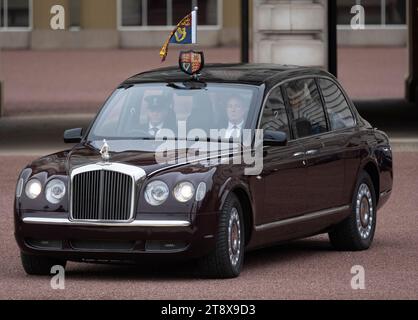 London, Großbritannien. November 2023. König Karl III. Und Königin Camilla verlassen Buckingham Palace mit dem Auto, um an der Zeremonie bei der Horse Guards Parade teilzunehmen, bei der der Präsident der Republik Korea, Yoon Suk Yeol, und die First Lady Kim Keon-hee, offiziell in Großbritannien begrüßt werden. Quelle: Malcolm Park/Alamy Live News Stockfoto