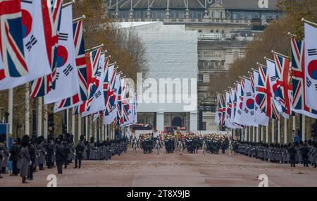 London, Großbritannien. November 2023. Pomp and Ceremony on the Mall als der Präsident der Republik Korea, Yoon Suk Yeol, und die First Lady zu Beginn seines Staatsbesuchs in Großbritannien auf der Mall ankommen. Quelle: Malcolm Park/Alamy Live News Stockfoto