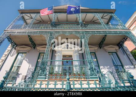 Das 1763 fertiggestellte John Rutledge House ist ein Beispiel für die traditionelle Wohnarchitektur in Charleston, SC. Stockfoto