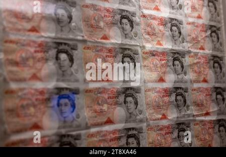 London, Vereinigtes Königreich. November 2023. Der Gouverneur der Bank of England, Andrew Bailey, warnt vor weiteren Anstrengungen, um die Inflation wieder auf das Ziel von 2 % zu bringen, und weitere Zinsanhebungen könnten noch notwendig sein. Die Bank erhöhte die Zinsen auf den Treffen der MPC zwischen Dezember 2021 und August 2023 14 Mal hintereinander, um die Inflation von einem Höchststand von 11,1 % im Oktober letzten Jahres zu senken. Die jüngste Prognose der Bank geht davon aus, dass die Inflation im nächsten Jahr auf 3 % sinken und 2025 wieder auf das Ziel von 2 % zurückkommen wird. (Kreditbild: © Velar Grant/ZUMA Press Wire) NUR REDAKTIONELLE VERWENDUNG! Nicht für kommerzielle ZWECKE! Stockfoto