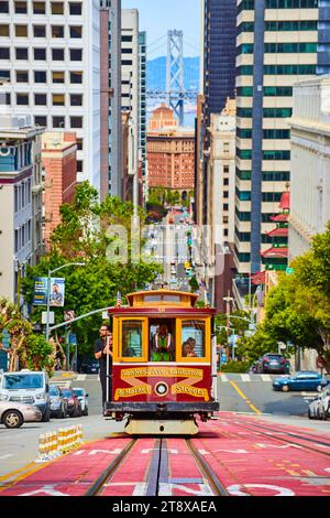 Vorderseite der Van Ness Avenue Trolley, die bergauf fährt, San Francisco, CA Stockfoto