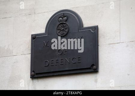 London, Großbritannien – 21. November 2023: Eintritt in das britische Verteidigungsministerium im Zentrum von London Stockfoto