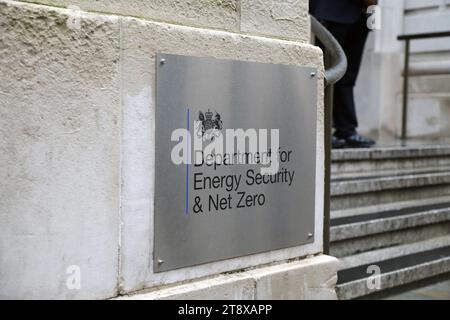 London, UK – 21. November 2023: Eintritt in das britische Ministerium für Energiesicherheit und Net Zero, Zentrum von London Stockfoto