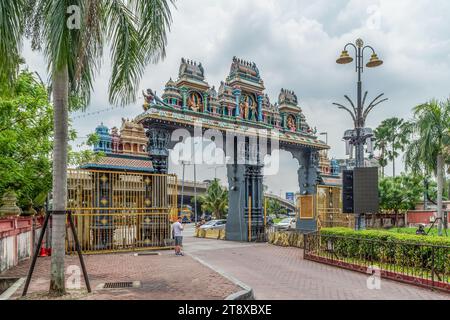 Batu Caves, Gombak, Malaysia - 7. März 2018: Das Tor mit religiösen Skulpturen an einem Eingang zum Batu Caves Complex. Stockfoto